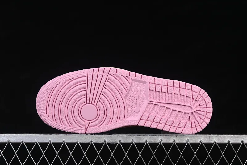 All categories Air Jordan Jordan series basketball shoes Air Jordan 1 Low OG version Travis Scott x Air Jordan 1 Low OG AJ1 Joe 1 undercut low IQ7604-101